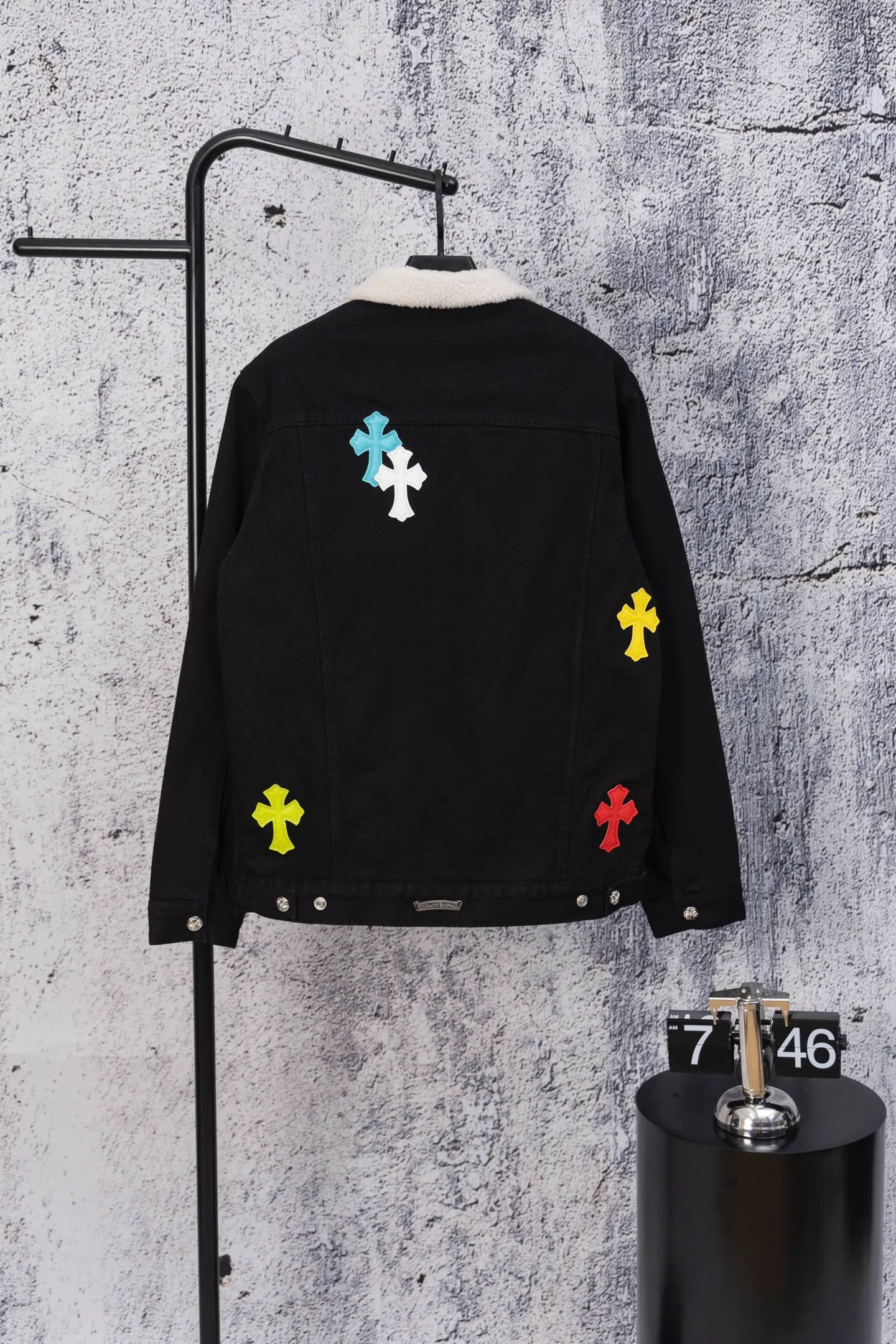 P330 ChromeHearts CH ChromeHearts Lamb Wool Collar Jacket Black Denim Jacket Colorful Cross Patchwork Leather Suede Lamb Wool Lining Fashionable and Personalized Super versatile and good-looking denim jacket Suitable for both men and women A must-have item Packaging Tag Collar Label Washed Wheat Complete Color: Black Size: S-XL